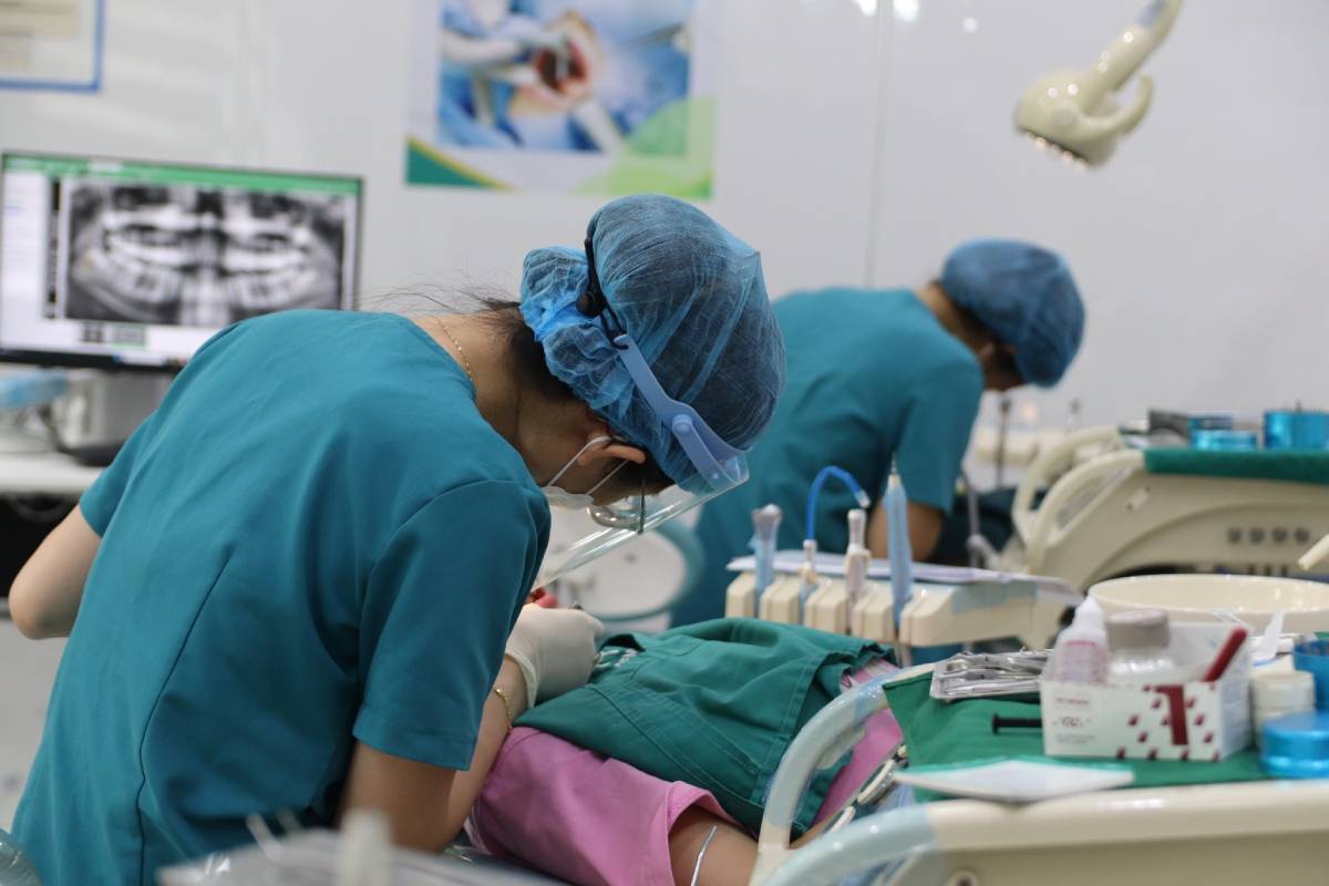 Phục Hình Răng Sứ – Ăn Nhai Vững Vàng, Tự Tin Nụ Cười